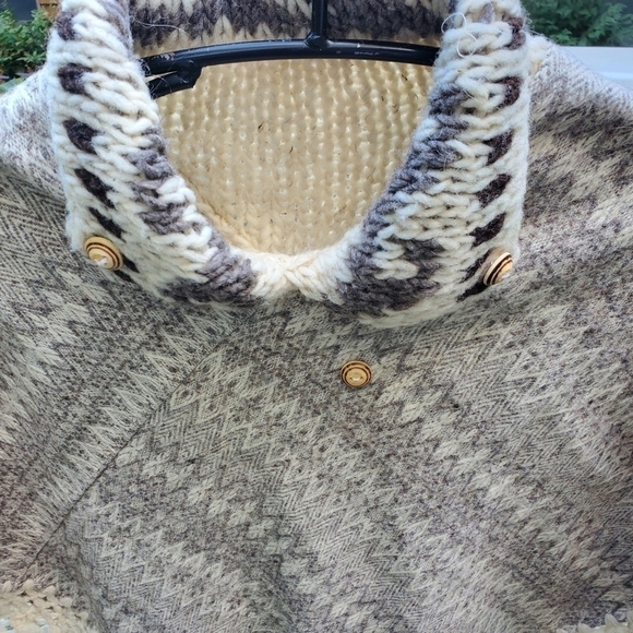 Handmade Wool with handkintted collar and fringe Sz. L Poncho Cape Shawl - Picture 6 of 7